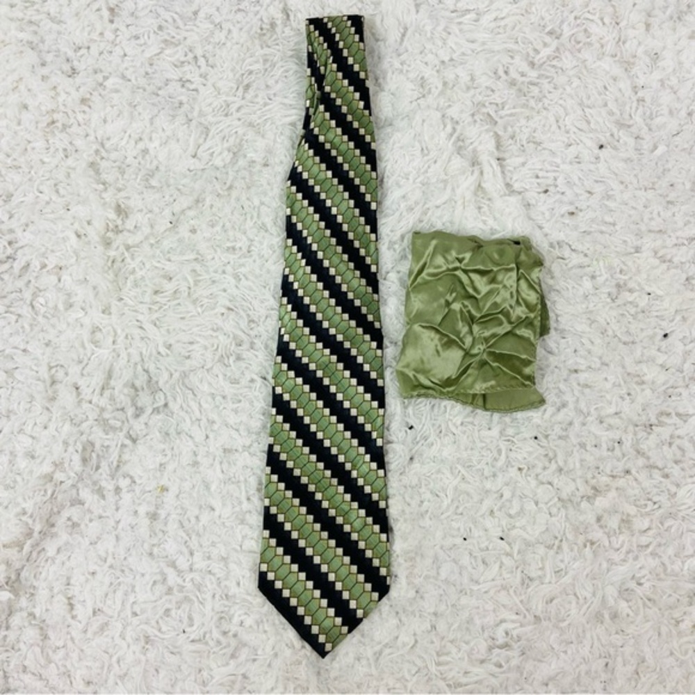 Club international 100% Silk Green & Black Patterned Tie & match pocket square